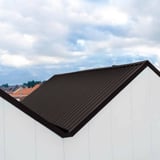 Dakoverzicht met Joris Ide sandwichpanelen ECO 1000-30 dak, RAL 8019, op een gebouw