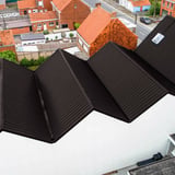 Meerdere daken met Joris Ide sandwichpanelen ECO 1000-30 dak, RAL 8019, in zigzag-opstelling