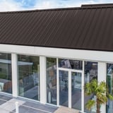 Sandwichpaneel ECO 1000-30 dak, grijsbruin, gemonteerd op modern gebouw