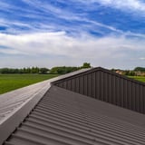 Sandwichpaneel ECO 1000-30 dak, bruin, op gebouw met zadeldak