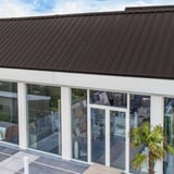Sandwichpaneel ECO 1000-30 dak, bruin, gemonteerd op modern gebouw