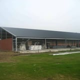 Plaatsing van antracietgrijze sandwichpanelen Roof 1000-40 op een haldak