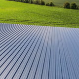 Dakvlak met antracietgrijze sandwichpanelen Roof 1000-40 voor groen landschap