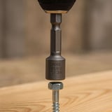 Metalen schroefbit RVS blank, zeskant aandrijving, op schroef geplaatst, houten ondergrond