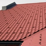 Rood dak met gemonteerde sneeuwvangbeugels van aluminium, Weckman dakpanprofiel