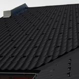 Sneeuwvangbeugel van zwart aluminium op een zwart dak met dakpanprofiel, in rijen gemonteerd