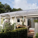 Stabilight polycarbonaat lichtplaat 10 mm helder als terrasoverkapping boven een tuingedeelte