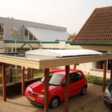 Stabilight polycarbonaat lichtplaat, 10 mm, helder, gebogen, als carportdak boven rode auto