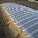 Schroefbevestiging van een gebogen lichtplaat van helder polycarbonaat, 10 mm