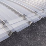 Detail van de bevestiging van een heldere, gebogen polycarbonaat lichtplaat 10mm