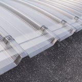 Detail van de bevestiging van een gebogen lichtplaat van helder polycarbonaat, 10 mm