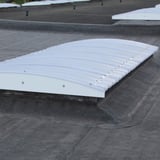 Gebogen polycarbonaat lichtplaat 10mm, helder, op een bitumen dak