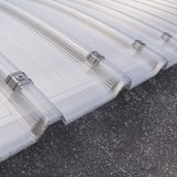 Detailweergave van de gebogen, heldere Stabilight polycarbonaat lichtplaat 20 mm met bevestigingsklemmen