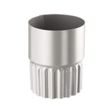 Regenpijpverbinder van staal, grijs aluminiumkleurig, met verticale ribbels aan het onderste deel