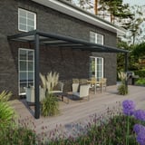 Terrasoverkapping RAL 7016 met 16 mm polycarbonaat dak aan een huis met donkere bakstenen muur