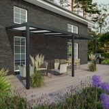 Terrasoverkapping 16 mm, RAL 7016, gemonteerd aan bakstenen huis, met tuinmeubelen op houten terras