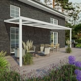 Terrasoverkapping in RAL 9016, 16 mm, aan een huis met donkere baksteen