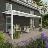 Terrasoverkapping RAL 9016, 16 mm, gemonteerd aan gevel, met tuinmeubelen op houten terras