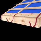 Kersrode dakgootbeugels van staal gemonteerd op een houten dakconstructie met blauw onderdak
