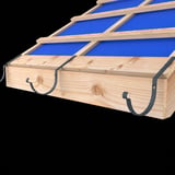 Twee antracietgrijze gootbeugels gemonteerd op een houten dakconstructie met blauwe folie