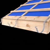 Twee aluminiumkleurige universele gootbeugels gemonteerd op een houten dakconstructie