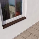 Vensterbank in RAL 8017 Chocoladebruin onder een raam aan een witte gevel