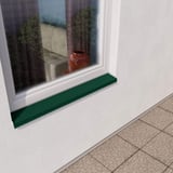 Vensterbank aluminium mosgroen RAL 6005 gemonteerd aan het raam van een witte gevel