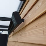 Verwarming aluminium zwart, gemonteerd aan houten wand, zijaanzicht met beugel