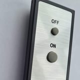 Detail van de afstandsbediening met 'ON' en 'OFF' knoppen