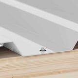 Verzinkte schroef in lichtgrijs RAL 7035 gemonteerd in diepe golf op houtconstructie