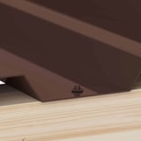 Montage van een Chocoladebruin RAL 8017 damwandschroef in de diepte van de golf op houtconstructie