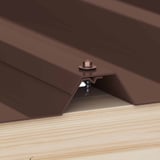 Verzinkte schroef RAL 8017 Chocoladebruin gemonteerd op een damwandplaat, detailweergave