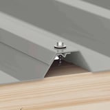Verzinkte schroef aluminiumgrijs RAL 9007 voor bevestiging van een overlapping van damwandplaten op houten onderconstructie