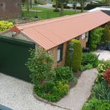 Vezelcement golfplaten 6,00 mm terracotta op een garage dak
