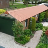 Vezelcement golfplaten 6,00 mm terracotta op een garage dak, verlegd