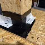 Detail van de vlies buitenhoek op gegronde houten hoek, eerste coating