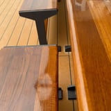Vloeibaar kunststof transparant op een houten bank, detailweergave van de oppervlakteverzegeling