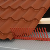 Dakvoetkam van PVC in Terracotta, gemonteerd onder dakpanplaat, met zichtbare ventilatievingers