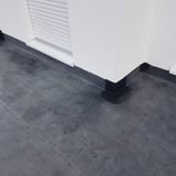 Plaatsing van het zwarte DACHPROTECT vorm- en afdekband van EPDM op een dakhoek