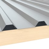 Geperforeerd tandprofiel, antracietgrijs, onder damwandplaat op houtconstructie