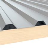 Geperforeerd tandprofiel, antracietgrijs RAL 7016, 0,75 mm staal, onder damwandplaat op houtconstructie