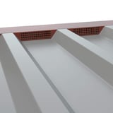 Geperforeerd tandprofiel, roodbruin RAL 8012, gemonteerd op grijze damwandplaat, detail van de perforatie