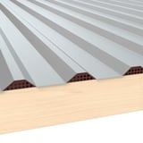 Geperforeerd tandprofiel, roodbruin, onder een damwandplaat op houtconstructie, detail van de perforatie