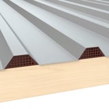 Geperforeerd tandprofiel, roodbruin, onder damwandplaat op houtconstructie, detail