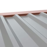 Geperforeerde tandplaat, koperbruin RAL 8004, gemonteerd op grijze damwandplaat, detail
