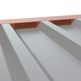 Geperforeerd tandprofiel, koperbruin, gemonteerd op een grijze damwandplaat, detail