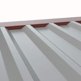 Tandplaat ongeperforeerd, roodbruin RAL 8012, gemonteerd op damwandplaat, detail van profielaanpassing
