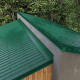 Dak met mosgroene damwandplaten en bijpassend gevelhoekprofiel van aluminium