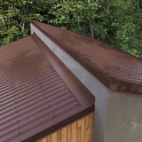 Dak met gevelpan in RAL 8017 Chocoladebruin, 0,63 mm dikte, zijdelingse plaatsing