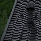 Dak met Gitzwart RAL 9005 windveer en ontluchtingspijp
